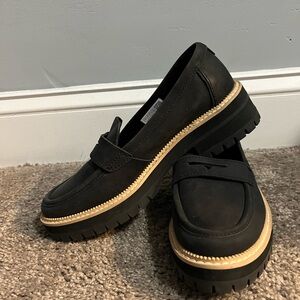 Toms Good Wear Women’s Black Leather Penny Loafers with Tan Trim Size 7.